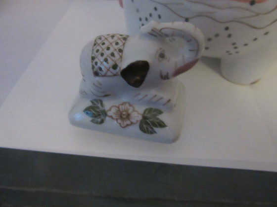 Olifantvormige theepot, wit keramiek met bloemmotief "Andrea by Sadek" vintage, Tafelaccessoires (foto 9 van 10)