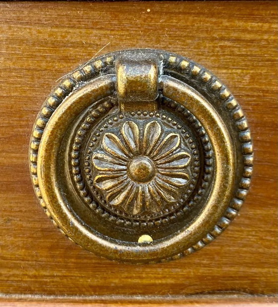 Image 1 of Round mahogany table with English-style leather top