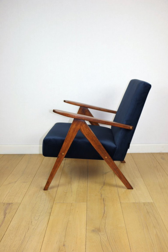 Image 1 of Fauteuil classique Var B-310, velours bleu marine vintage années 1960, bois foncé - 2 exemplaires disponibles