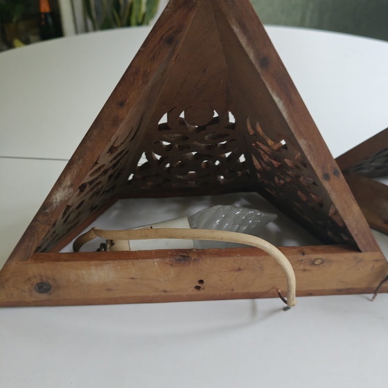 Image 1 of Authentieke vintage handgesneden houten wandlampen – set van 2