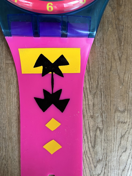 Image 1 of Horloge murale vintage Maxi Swatch – « Ouragan rose » (1989)