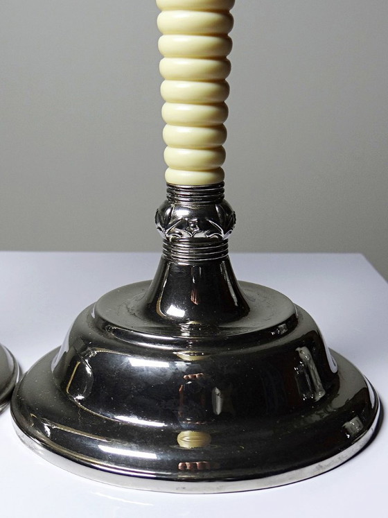 Image 1 of Par de candelabros antiguos estilo antorcha, de metal plateado y plástico con efecto marfil.