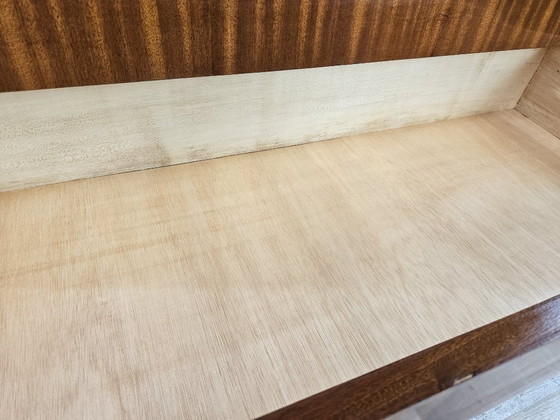 Image 1 of Commode des années 1950 recouverte de noyer avec poignées en laiton