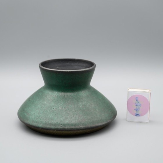 Image 1 of Duo van Japanse studiokeramiek: koperrode glanzende en matgroene keramische vazen, Japan
