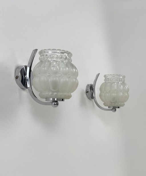 Een paar vintage wandlampen van verchroomd metaal met bubbelglas, Frankrijk, 1950.