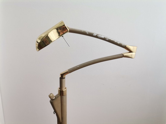 Image 1 of Lampada da terra alta e modernista, color oro, regolabile in altezza e con dimmer.