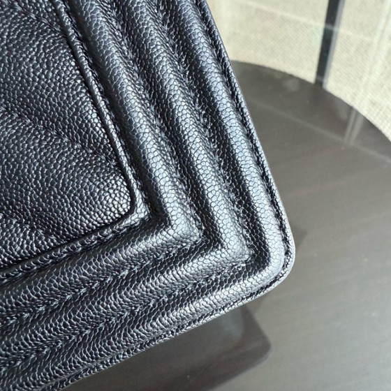 Image 1 of Chanel Boy Medim - Caviar 25CM generfd kalfsleer Chevron Zwart Goudkleurige hardware Serie 26