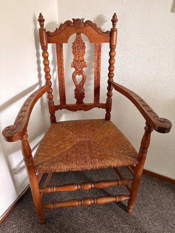 Image 1 of Antiker Eichensessel mit Sitzfläche aus Binsen