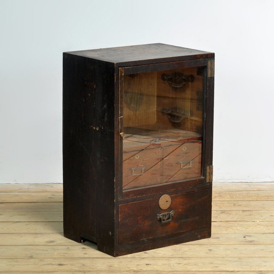 Image 1 of Petite vitrine japonaise, vers 1925