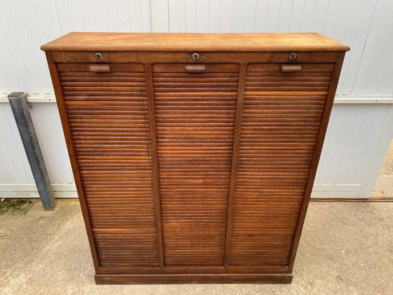 Image 1 of Eikenhouten archiefkast met drie kolommen en gordijn uit de jaren 50