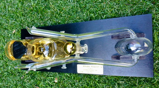 Image 1 of Modelo único de botella de whisky Harley Davidson soplada a mano.