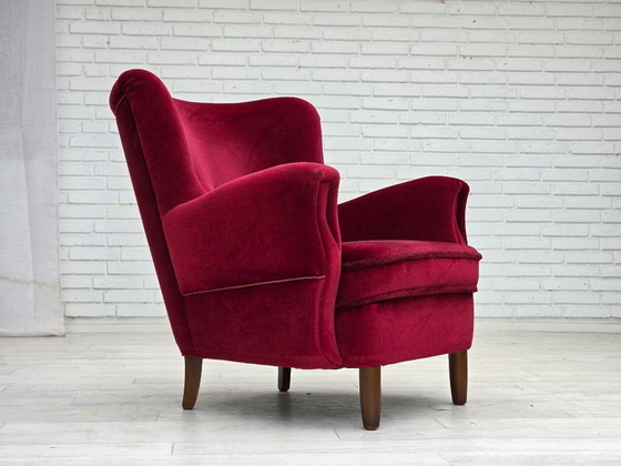 Image 1 of Fauteuil danois des années 60, velours d'ameublement rouge cerise, pieds en bois de hêtre.