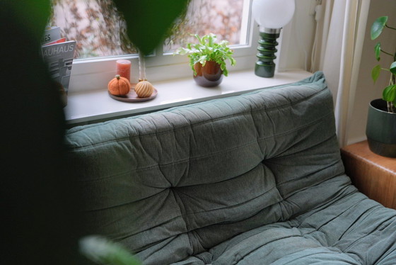 Image 1 of Divano originale Togo Ligne Roset a 2 posti in un esclusivo tessuto a coste/velluto a coste verde mare