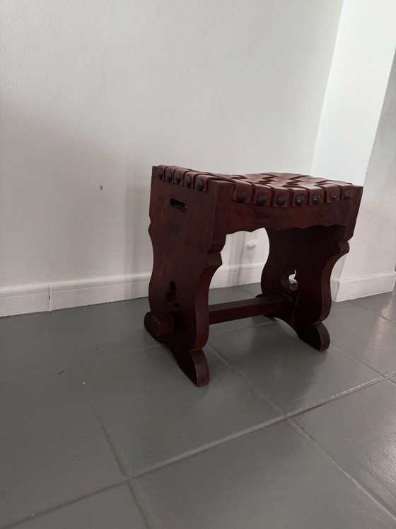 Image 1 of Tabouret espagnol à assise en cuir tressé, piètement à tréteaux et motifs ajourés