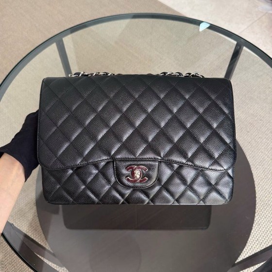 Image 1 of Chanel Classic Flap Jumbo – Caviar 30 cm, gesteppt, schwarz, silberfarbene Beschläge