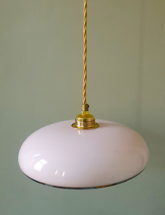 Image 1 of Lampada a sospensione vintage in vetro opalino rosa pastello con finiture dorate.