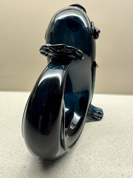 Image 1 of Prachtige Antieke Zweedse Glazen Vis-Karaf ‘Brännvinsfisk’ met Zilveren Dop (1953) – Hugo Gehlin voor Gullaskruf