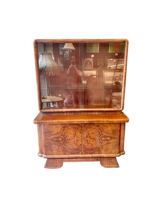Vitrine Art déco / armoire buffet dans le style de Jindrich Halabala des années 1930.