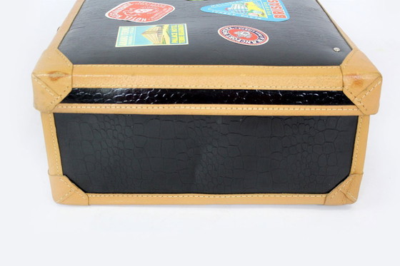 Image 1 of Valise en cuir vintage avec ses étiquettes d'origine, années 1950