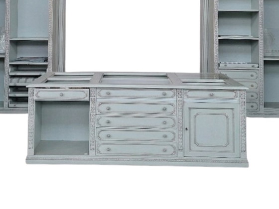 Image 1 of Vestidor clásico abierto en azul claro/gris perla con isla central multifuncional.