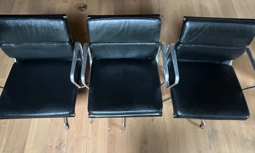 Silla de cuero Vitra Eames Soft Pad x 3 (EA 208)