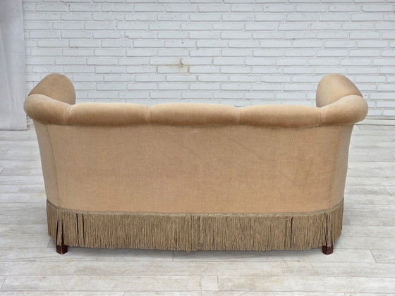 Image 1 of Deense tweezitsbank uit de jaren 50, bekleed met meubelvelours en voorzien van teakhouten poten.
