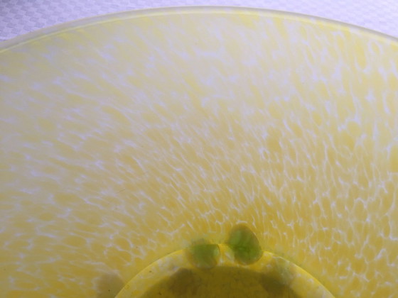 Image 1 of Coupe ronde sur pied en pâte de verre.