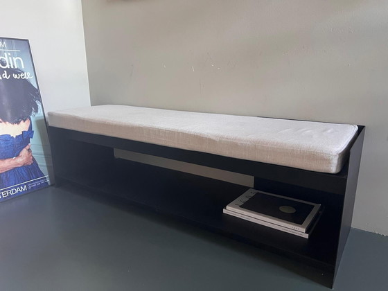 Image 1 of Zwarte metalen Zara-bank voor thuis met kussen en opbergruimte.