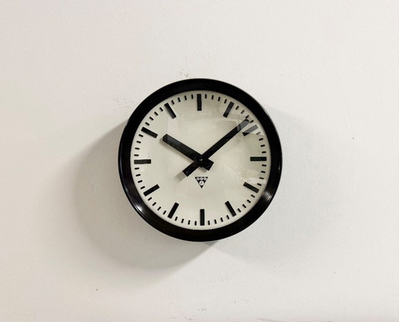 Image 1 of Reloj de pared industrial de baquelita de Pragotron, década de 1960