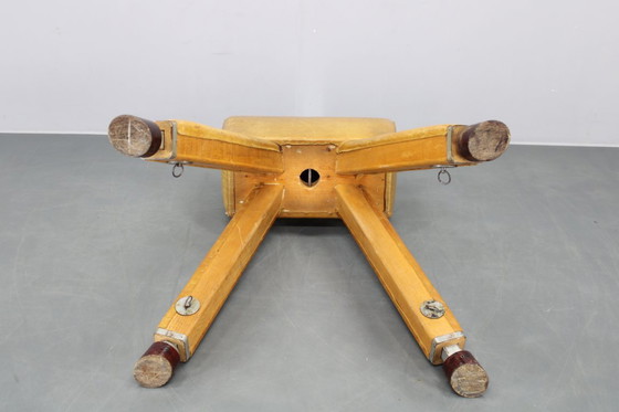 Image 1 of Tsjechoslowaaks turnpaard van leer en hout uit de jaren 50, in hoogte verstelbaar