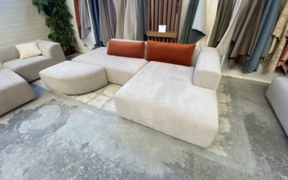 Image 1 of Canapé d'angle modulaire 4x6 en velours marron rouille + pouf