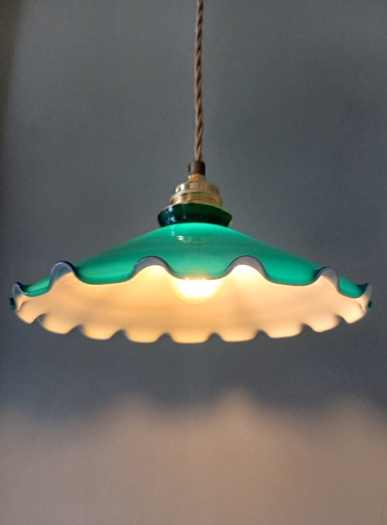 Image 1 of vintage groene opaline glazen hanglamp. Antieke plafondlamp in diep-groene kleur. 