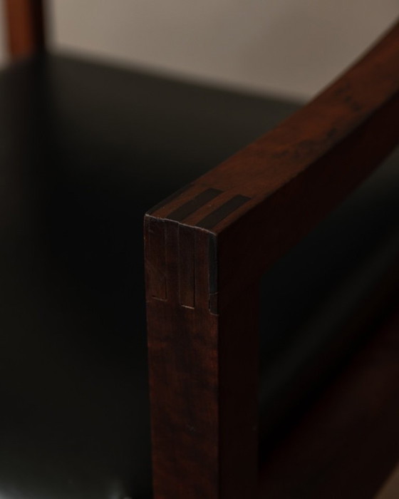 Image 1 of Poltrona vintage in legno e similpelle skai nera, stile scandinavo