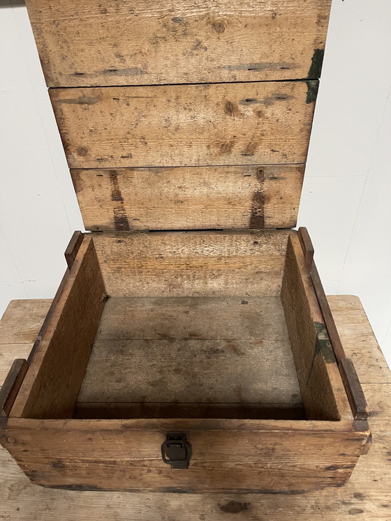 Antiek kist € 62,50 – Opbergkast, Metal, Wood (photo 4 of 5)