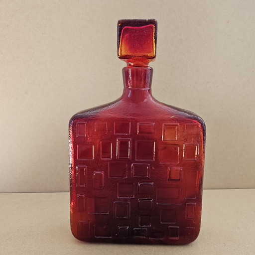 Vintage Italienische Rote Glas Karaffe mit Stopfen Empoli Glass 1960er-70er Jahre Dekoobjekt Relief geometrische Formen