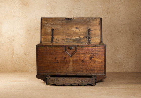 Image 1 of Cassapanca in legno con coperchio, fine XVIII secolo.