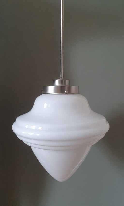 Lampada a sospensione Art Déco 'Eikel'. Vetro opalino con cornice in nichel opaco.