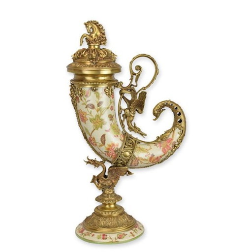 Sculpture de Corne en Porcelaine de Luxe avec Montures en Bronze – Chef-d'œuvre Décoratif Haut de Gamme