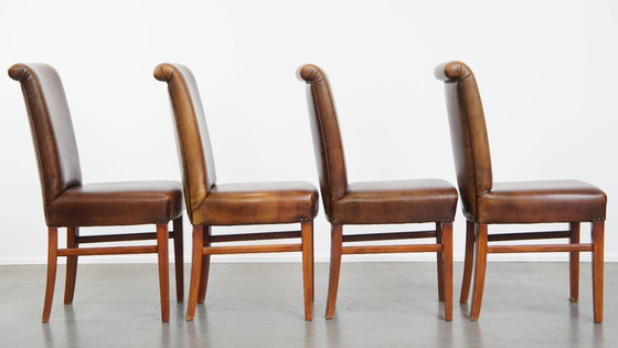 Image 1 of 4 x Esszimmerstuhl aus Schafsleder mit einem Besatz aus Ziernägeln