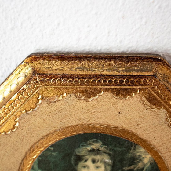 Image 1 of Cornice ottagonale fiorentina d'epoca con stampa raffigurante Miss Jane Bowles e il suo cane, opera di Joshua Reynolds.