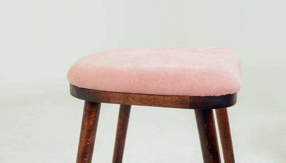 Image 1 of Coppia di sgabelli da bar in stile vintage, rivestiti in velluto a coste color rosa.