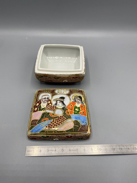 Schmuckkästchen aus Satsuma-Porzellan mit Kannon- und Rakan-Buddhistenfiguren, Seigaiha-Muster – Geschirr (photo 3 of 6)