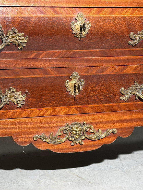 Cómoda antigua estilo Luis XV con tapa de mármol y herrajes de bronce. (photo 10 of 10)