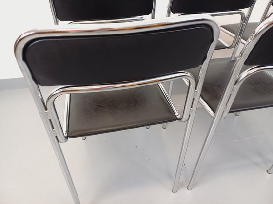 Image 1 of Suite de 6 chaises italiennes empilables vintage en métal chromé et skai noir des années 70 80