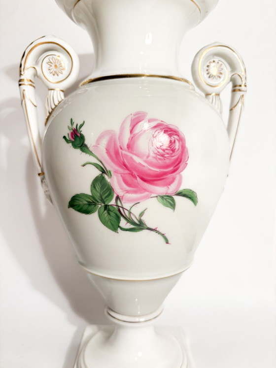 Paire de vases amphores en porcelaine de Meissen à décor de roses rouges, début du XXe siècle (photo 4 of 10)