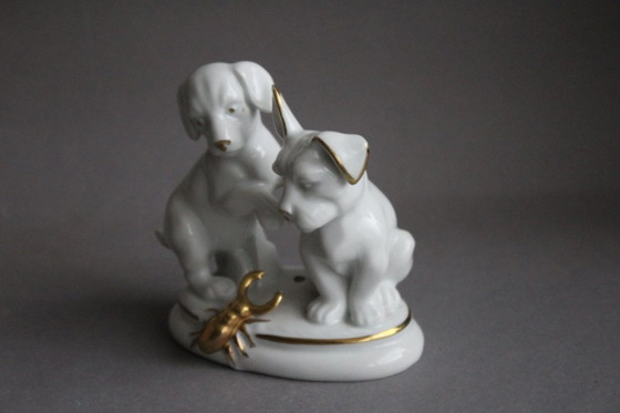Image 1 of Porzellan Figurengruppe 2 Hunde mit Hirschkäfer weiß mit Goldapplikationen Marke Bedu
