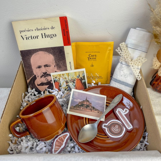 Mystery Box Vintage – Cioccolata Calda Bistrot Parisien | Tazza Antica, Libro Misterioso, Tovagliolo & (photo 10 of 12)