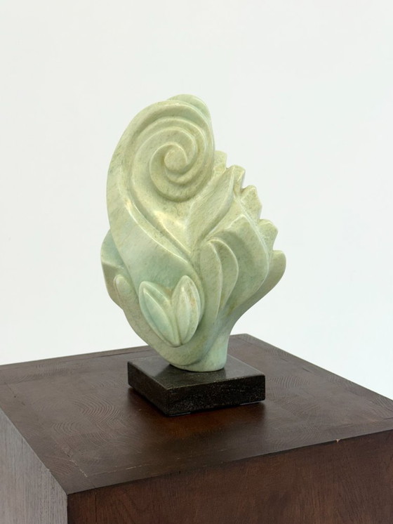 Image 1 of Groene natuursteen sculpture op marmeren Sokkel