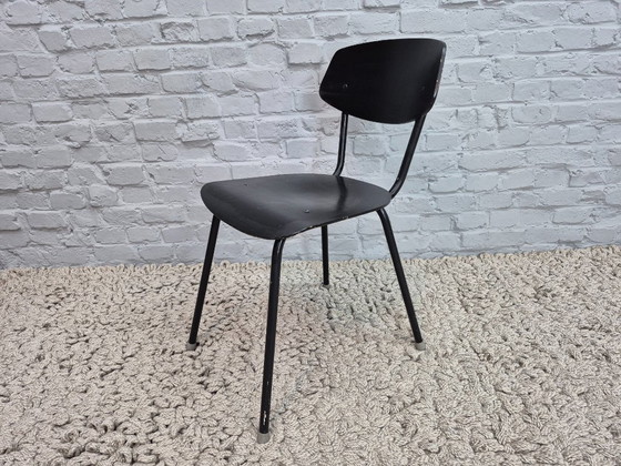 Image 1 of Chaises industrielles en bois noir, lot de deux – Pays-Bas, années 1950