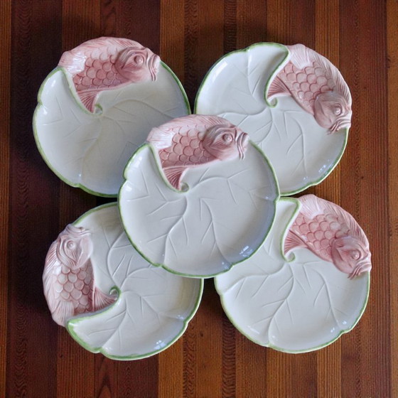 Image 1 of Grote majolica borden, gesigneerd Chaumette Paris, met vismotief.